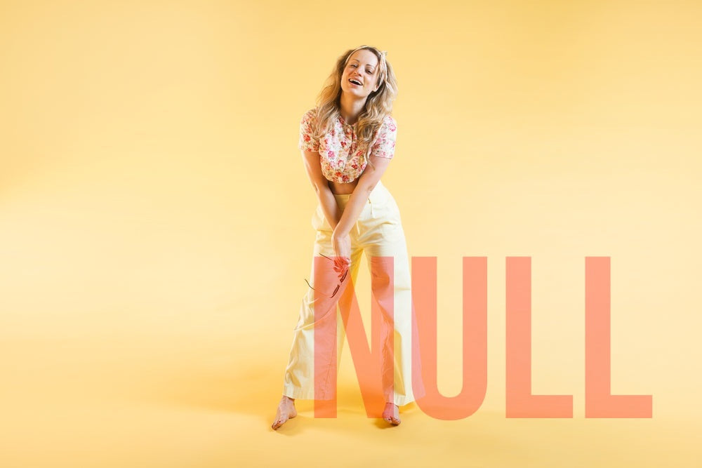 model-laughs-barefoot